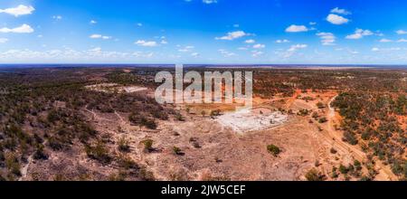 Lightning Ridge remota città di Outback opal industria mineraria in NSW, Australia - panorama di macchia aerea. Foto Stock