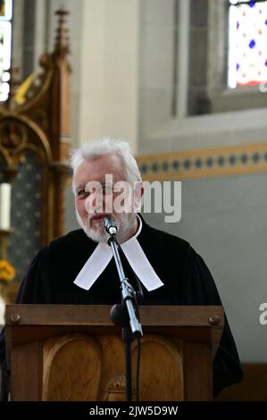 Der Salvador Dalí Experte Pfarrer Dr. Herbert Specht bei der Vernissage DaliBibliaSacrall in der Frauenkirche. Görlitz, 03.09.2022 Foto Stock