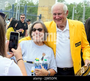 Pittsburgh, Stati Uniti. 03rd Set, 2022. Steve benedica le pose per le foto con un fan dopo le cerimonie di induzione per la Pittsburgh Pirates Hall of Fame al PNC Park sabato 3 settembre 2022 a Pittsburgh. Foto di Archie Carpenter/UPI Credit: UPI/Alamy Live News Foto Stock