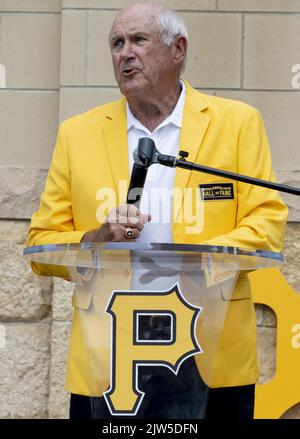 Pittsburgh, Stati Uniti. 03rd Set, 2022. Steve Blass parla alle cerimonie di induzione per la Pittsburgh Pirates Hall of Fame al PNC Park sabato 3 settembre 2022 a Pittsburgh. Foto di Archie Carpenter/UPI Credit: UPI/Alamy Live News Foto Stock