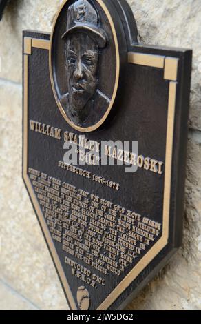 Pittsburgh, Stati Uniti. 03rd Set, 2022. Pittsburgh Pirates onora Bill Mazeroski come uno dei 19 membri del primo gruppo di membri della Pittsburgh Pirates Hall of Fame al PNC Park sabato 3 settembre 2022 a Pittsburgh. Foto di Archie Carpenter/UPI Credit: UPI/Alamy Live News Foto Stock