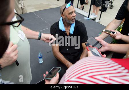 Pittsburgh, Stati Uniti. 03rd Set, 2022. Dave Parker parla con i media dopo le cerimonie di induzione per la Pittsburgh Pirates Hall of Fame al PNC Park sabato 3 settembre 2022 a Pittsburgh. Foto di Archie Carpenter/UPI Credit: UPI/Alamy Live News Foto Stock