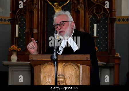 Der Salvador Dalí Experte Pfarrer Dr. Herbert Specht bei der Vernissage DaliBibliaSacrall in der Frauenkirche. Görlitz, 03.09.2022 Foto Stock