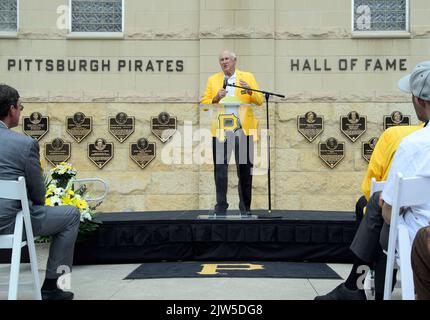 Pittsburgh, Stati Uniti. 03rd Set, 2022. Steve Blass parla alle cerimonie di induzione per la Pittsburgh Pirates Hall of Fame al PNC Park sabato 3 settembre 2022 a Pittsburgh. Foto di Archie Carpenter/UPI Credit: UPI/Alamy Live News Foto Stock