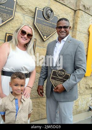 Pittsburgh, Stati Uniti. 03rd Set, 2022. Roberto Clemente Jr. E la famiglia si posa per le foto a seguito delle cerimonie di induzione per la Pittsburgh Pirates Hall of Fame al PNC Park sabato 3 settembre 2022 a Pittsburgh. Foto di Archie Carpenter/UPI Credit: UPI/Alamy Live News Foto Stock