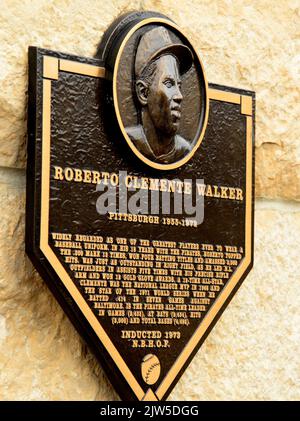 Pittsburgh, Stati Uniti. 03rd Set, 2022. Pittsburgh Pirates onora Roberto Clemente come uno dei 19 membri del primo gruppo di membri della Pittsburgh Pirates Hall of Fame al PNC Park sabato 3 settembre 2022 a Pittsburgh. Foto di Archie Carpenter/UPI Credit: UPI/Alamy Live News Foto Stock