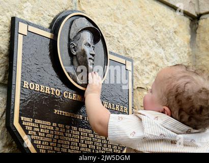 Pittsburgh, Stati Uniti. 03rd Set, 2022. Il membro più giovane della famiglia Clemente raggiunge la targa di Roberto Clemente dopo le cerimonie di induzione per la Pittsburgh Pirates Hall of Fame al PNC Park sabato 3 settembre 2022 a Pittsburgh. Foto di Archie Carpenter/UPI Credit: UPI/Alamy Live News Foto Stock