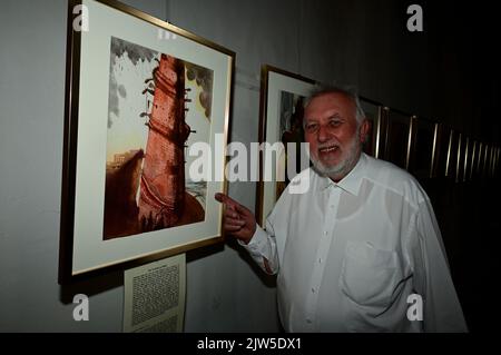 Der Salvador Dalí Experte Pfarrer Dr. Herbert Specht bei der Vernissage DaliBibliaSacrall in der Frauenkirche. Görlitz, 03.09.2022 Foto Stock