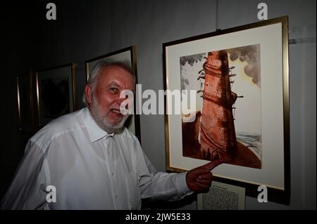 Der Salvador Dalí Experte Pfarrer Dr. Herbert Specht bei der Vernissage DaliBibliaSacrall in der Frauenkirche. Görlitz, 03.09.2022 Foto Stock