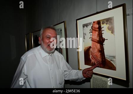 Der Salvador Dalí Experte Pfarrer Dr. Herbert Specht bei der Vernissage DaliBibliaSacrall in der Frauenkirche. Görlitz, 03.09.2022 Foto Stock