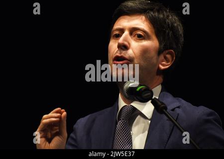 Napoli, Italia. 03rd Set, 2022. Roberto speranza, Ministro della Sanità del Governo italiano e membro del Partito democratico Italiano, interviene all'apertura della campagna elettorale per le prossime elezioni politiche del 25 settembre. (Foto di Pasquale Gargano/Pacific Press) Credit: Pacific Press Media Production Corp./Alamy Live News Foto Stock