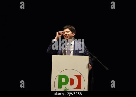 Napoli, Italia. 03rd Set, 2022. Roberto speranza, Ministro della Sanità del Governo italiano e membro del Partito democratico Italiano, interviene all'apertura della campagna elettorale per le prossime elezioni politiche del 25 settembre. (Foto di Pasquale Gargano/Pacific Press) Credit: Pacific Press Media Production Corp./Alamy Live News Foto Stock