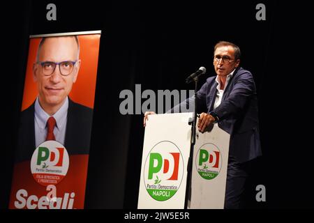 Napoli, Italia. 03rd Set, 2022. Francesco Boccia, ex Ministro degli Affari regionali e delle Autonomie durante il governo di Giuseppe Conte, membro del Partito democratico Italiano, tiene un discorso elettorale nel Teatro Sannazzaro di Napoli per sostenere il Partito democratico per le prossime elezioni del 25 settembre. (Foto di Pasquale Gargano/Pacific Press) Credit: Pacific Press Media Production Corp./Alamy Live News Foto Stock