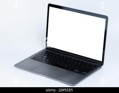 Sottile computer portatile aperto grigio con vista isometrica isolata sullo sfondo dello studio Foto Stock