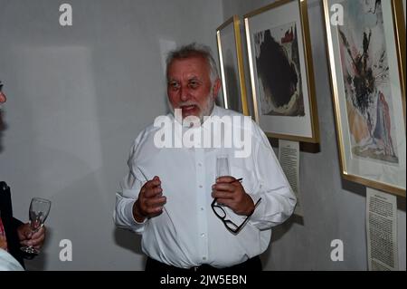 Der Salvador Dalí Experte Pfarrer Dr. Herbert Specht bei der Vernissage DaliBibliaSacrall in der Frauenkirche. Görlitz, 03.09.2022 Foto Stock