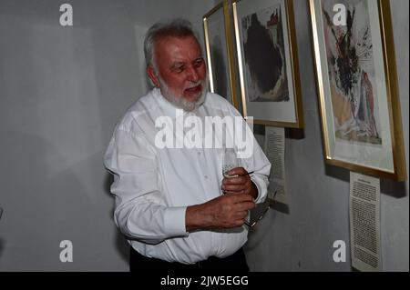 Der Salvador Dalí Experte Pfarrer Dr. Herbert Specht bei der Vernissage DaliBibliaSacrall in der Frauenkirche. Görlitz, 03.09.2022 Foto Stock