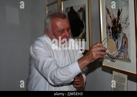 Der Salvador Dalí Experte Pfarrer Dr. Herbert Specht bei der Vernissage DaliBibliaSacrall in der Frauenkirche. Görlitz, 03.09.2022 Foto Stock