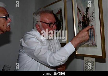 Der Salvador Dalí Experte Pfarrer Dr. Herbert Specht bei der Vernissage DaliBibliaSacrall in der Frauenkirche. Görlitz, 03.09.2022 Foto Stock