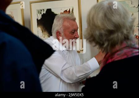 Der Salvador Dalí Experte Pfarrer Dr. Herbert Specht bei der Vernissage DaliBibliaSacrall in der Frauenkirche. Görlitz, 03.09.2022 Foto Stock