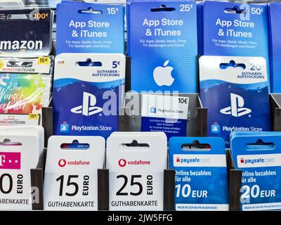 Kiel, Germania - 03. Settembre 2022: Un sacco di carte di credito e regalo da PlayStation, Xbox, Vodafone, Alditalk e Amazon in un supermercato Foto Stock