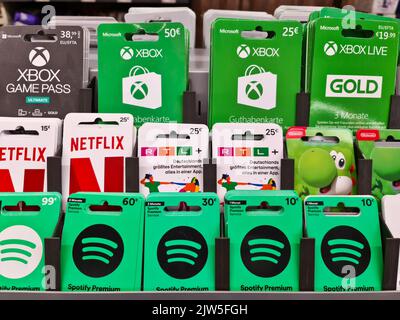 Kiel, Germania - 03. Settembre 2022: Un sacco di carte di credito e regalo da PlayStation, Xbox, Vodafone, Alditalk e Amazon in un supermercato Foto Stock