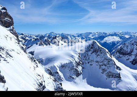 Il Monte Grassen visto dalla scogliera a piedi sul ghiacciaio Titlis in Svizzera Foto Stock