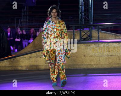 Praga, Repubblica Ceca. 3rd Set, 2022. Un modello presenta una creazione da RUBEARTH durante la Mercedes-Benz Prague Fashion Week a Praga, Repubblica Ceca, il 3 settembre 2022. Credit: Dana Kesnerova/Xinhua/Alamy Live News Foto Stock