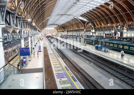 I passeggeri che si affrettano per il loro treno a casa alla stazione ferroviaria di Paddington dopo una giornata di lavoro a Londra durante lo sciopero del treno RMT Inghilterra UK Foto Stock