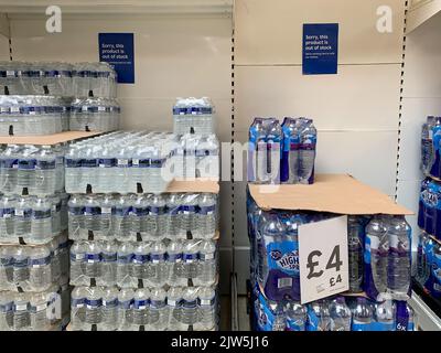 Taplow, Buckinghamshire, Regno Unito. 3rd Settembre 2022. Alcuni supermercati continuano a rimanere bassi nelle scorte di acqua dolce e di acqua frizzante. Credit: Maureen McLean/Alamy Live News Foto Stock