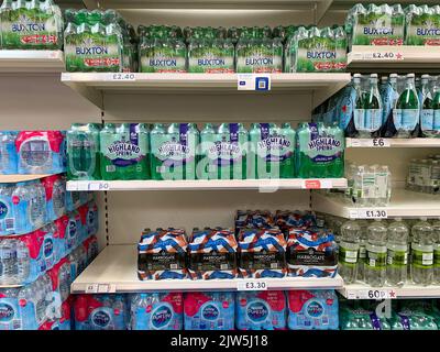 Taplow, Buckinghamshire, Regno Unito. 3rd Settembre 2022. Alcuni supermercati continuano a rimanere bassi nelle scorte di acqua dolce e di acqua frizzante. Credit: Maureen McLean/Alamy Live News Foto Stock