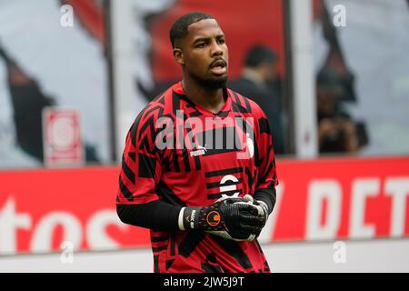Mike Maignan (#16 AC Milan) durante il campionato italiano Serie Una partita di calcio tra AC Milan e FC Internazionale il 3 settembre 2022 allo stadio San Siro di Milano - Foto Morgese-Rossini / DPPI Foto Stock