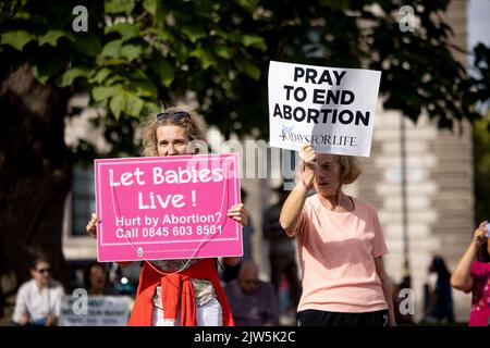 Londra, Regno Unito. 03rd Set, 2022. Due fautori della vita hanno visto tenere cartelli al rally March for Life di Parliament Square. Cristiani religiosi e sostenitori della vita marciano nel centro di Londra e chiedono al governo britannico di porre fine all'aborto. Credono nella vita del concepimento e accusano l'attuazione della legge sull'aborto del 1967 che ha portato a oltre 10 milioni di vite perse nel Regno Unito a causa dell'aborto. Credit: SOPA Images Limited/Alamy Live News Foto Stock