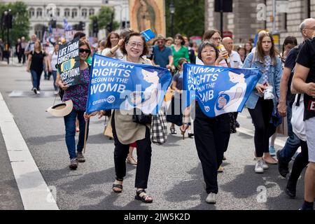 Londra, Regno Unito. 03rd Set, 2022. Due sostenitori della vita hanno visto tenere bandiere durante il rally March for Life nel centro di Londra. Cristiani religiosi e sostenitori della vita marciano nel centro di Londra e chiedono al governo britannico di porre fine all'aborto. Credono nella vita del concepimento e accusano l'attuazione della legge sull'aborto del 1967 che ha portato a oltre 10 milioni di vite perse nel Regno Unito a causa dell'aborto. Credit: SOPA Images Limited/Alamy Live News Foto Stock