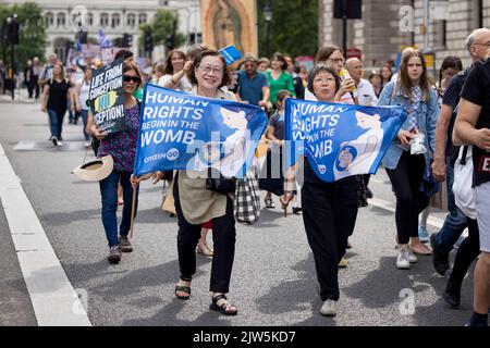 Londra, Regno Unito. 03rd Set, 2022. Due sostenitori della vita hanno visto tenere bandiere durante il rally March for Life nel centro di Londra. Cristiani religiosi e sostenitori della vita marciano nel centro di Londra e chiedono al governo britannico di porre fine all'aborto. Credono nella vita del concepimento e accusano l'attuazione della legge sull'aborto del 1967 che ha portato a oltre 10 milioni di vite perse nel Regno Unito a causa dell'aborto. (Foto di Hesther ng/SOPA Images/Sipa USA) Credit: Sipa USA/Alamy Live News Foto Stock