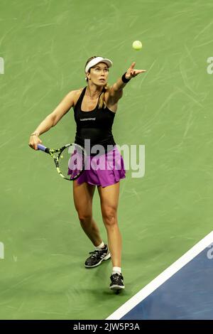 Danielle Collins (USA) gareggia nel primo round del 2022 agli US Open Tennis. Foto Stock