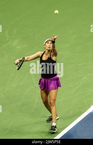 Danielle Collins (USA) gareggia nel primo round del 2022 agli US Open Tennis. Foto Stock