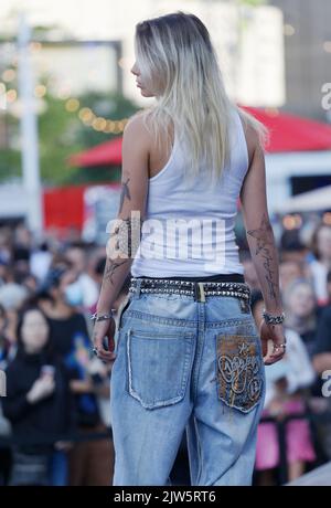 Un modello si pone sulla fuga alla sfilata di moda Kata a Montreal. Quebec, Canada Foto Stock