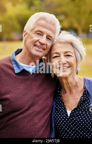 Fianco a fianco nei giorni della loro vita. Ritratto di una felice coppia anziana nel parco. Foto Stock