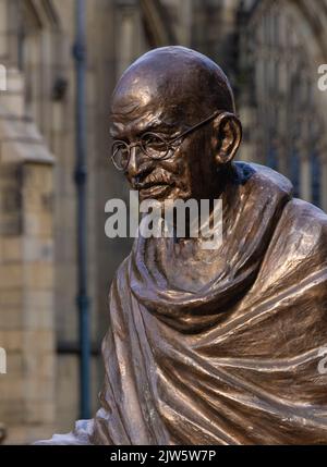 Statua di Mahatma Gandhi nella città di Manchester Foto Stock