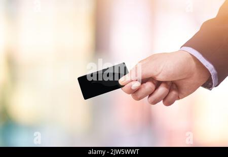 Ecco il mio numero: Un uomo d'affari che consegna un businesscard. Foto Stock