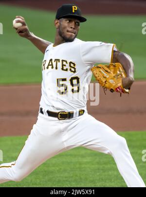 Pittsburgh, Stati Uniti. 03rd Set, 2022. Pittsburgh Pirates il lanciatore Roansy Contreras (59) lancia il primo inning contro le Toronto Blue Jays al PNC Park sabato 3 settembre 2022 a Pittsburgh. Foto di Archie Carpenter/UPI Credit: UPI/Alamy Live News Foto Stock