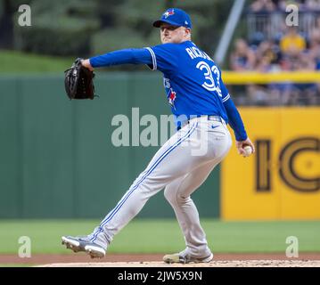 Pittsburgh, Stati Uniti. 03rd Set, 2022. Toronto Blue Jays Pitcher Trevor Richards (33) inizia contro i Pittsburgh Pirates al PNC Park sabato 3 settembre 2022 a Pittsburgh. Foto di Archie Carpenter/UPI Credit: UPI/Alamy Live News Foto Stock