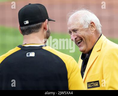 Pittsburgh, Stati Uniti. 03rd Set, 2022. Steve Blass condivide una risata con un giocatore di Pittsburgh Pirates prima dell'inizio del gioco con i Toronto Blue Jays al PNC Park sabato 3 settembre 2022 a Pittsburgh. Steve Blass è tra i 19 giocatori indetti alla prima classe della Pittsburgh Pirates Hall of Fame Photo by Archie Carpenter/UPI Credit: UPI/Alamy Live News Foto Stock