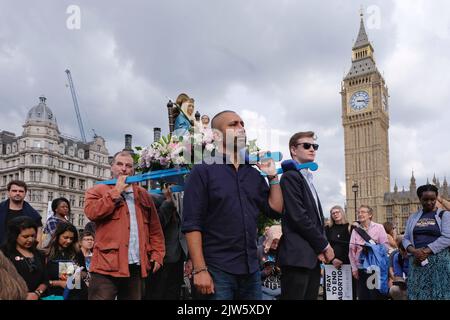 Londra, Regno Unito, 3rd settembre 2022. I gruppi cristiani pro-vita e i leader religiosi, inclusi i vescovi, hanno partecipato a una marcia annuale attraverso Westminster fino a Piazza del Parlamento, 'per proteggere i diritti dei non nati' la vita credente inizia dal concepimento. Quest'anno il gruppo ha registrato 10 milioni di aborti effettuati nel Regno Unito dall'entrata in vigore della legge sull'aborto del 1967. Credit: Undicesima ora di Fotografia/Alamy Live News Foto Stock