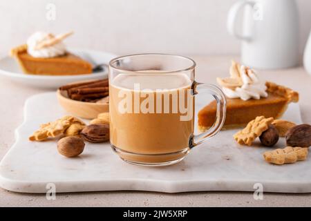 Caffè di zucca speziata su un asse di marmo Foto Stock
