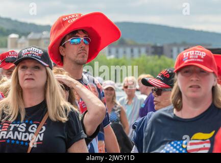 Wilkes barre Township, Stati Uniti. 03rd Set, 2022. I sostenitori di Trump aspettano in fila fuori dall’arena. L’ex presidente Donald Trump ha tenuto un raduno a Wilkes-barre-barre Township, a cui hanno partecipato circa 10.000 persone, e gran parte del parcheggio era una fila di persone in attesa di entrare. Credit: SOPA Images Limited/Alamy Live News Foto Stock