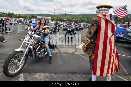 Wilkes barre Township, Stati Uniti. 03rd Set, 2022. I motociclisti per Trump arrivano al raduno di Trump. L’ex presidente Donald Trump ha tenuto un raduno a Wilkes-barre-barre Township, a cui hanno partecipato circa 10.000 persone, e gran parte del parcheggio era una fila di persone in attesa di entrare. Credit: SOPA Images Limited/Alamy Live News Foto Stock