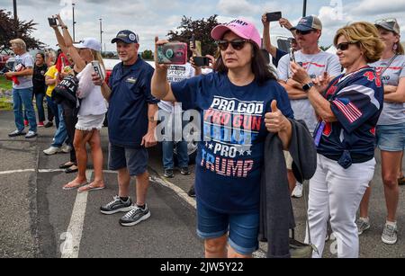 Wilkes barre Township, Stati Uniti. 03rd Set, 2022. I sostenitori di Trump fotografano l’arrivo di Bikers per Trump. L’ex presidente Donald Trump ha tenuto un raduno a Wilkes-barre-barre Township, a cui hanno partecipato circa 10.000 persone, e gran parte del parcheggio era una fila di persone in attesa di entrare. Credit: SOPA Images Limited/Alamy Live News Foto Stock