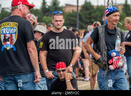 Wilkes barre Township, Stati Uniti. 03rd Set, 2022. I motociclisti per Trump arrivano al raduno di Trump. L’ex presidente Donald Trump ha tenuto un raduno a Wilkes-barre-barre Township, a cui hanno partecipato circa 10.000 persone, e gran parte del parcheggio era una fila di persone in attesa di entrare. Credit: SOPA Images Limited/Alamy Live News Foto Stock