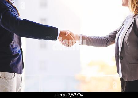 Networking nel business. Primo piano di due uomini d'affari non identificabili che scuotono le mani in un ufficio. Foto Stock